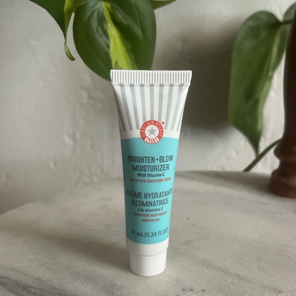 ✨$4 first aid beauty fab brighten glow moisturizer with vitamin c mini - Picture 1 of 1